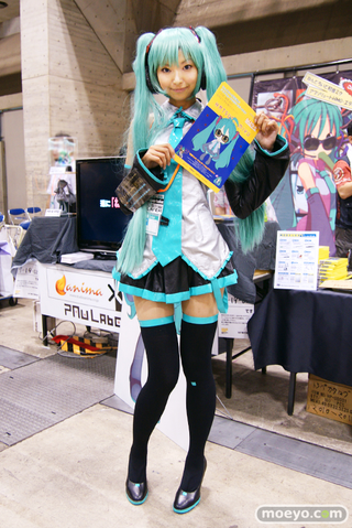 Illustration for article titled 2010's Japanese Booth Companions Still Passing Out Fliers In Your Memories
